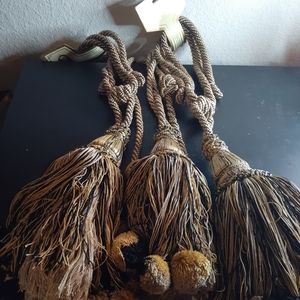 GORGEOUS NWT India House Luxurious Drapery Tassles Set of 3.